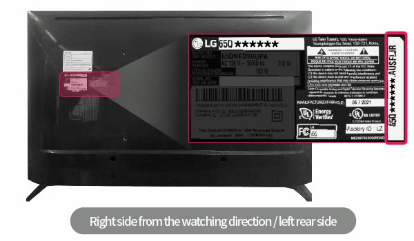 ด้านหลังทีวี LG ขยายฉลากที่ด้านขวาเมื่อมองจากหน้าจอ ชื่อรุ่นขึ้นต้นด้วยตัวเลขขนาดจอ